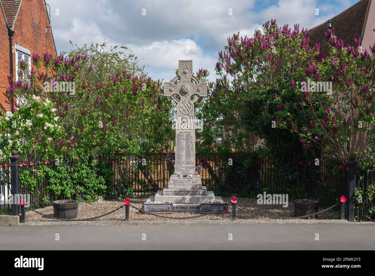 Mémorial de guerre d'Essex, vue sur le monument commémoratif de guerre de Manningtree High Street commémorant les habitants de la région qui sont morts pendant les deux guerres mondiales, Essex, Royaume-Uni. Banque D'Images
