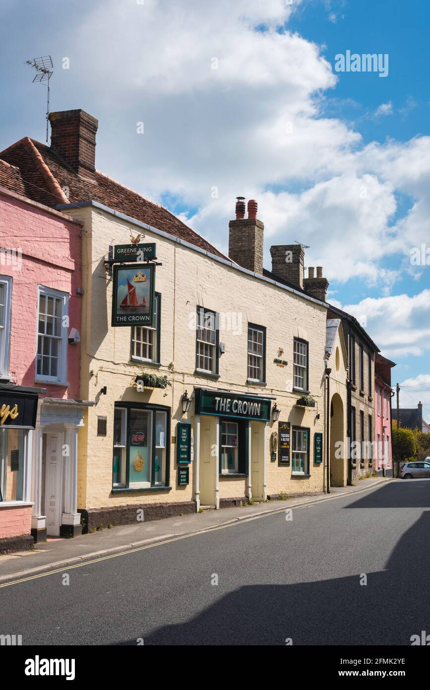 Pub Manningtree, vue sur le pub Crown à Manningtree High Street, Essex, Angleterre, Royaume-Uni Banque D'Images
