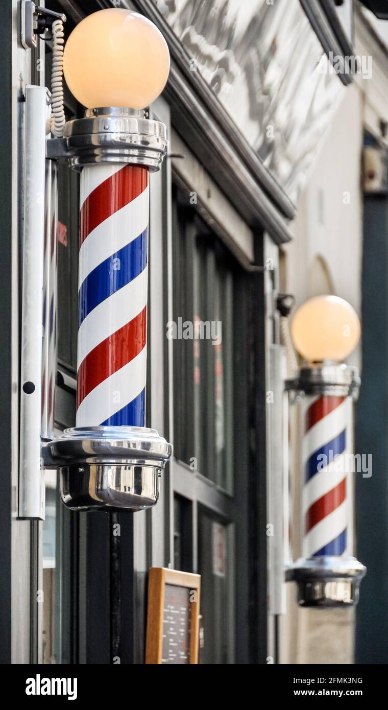 Barber shop sign in Paris, France Banque D'Images