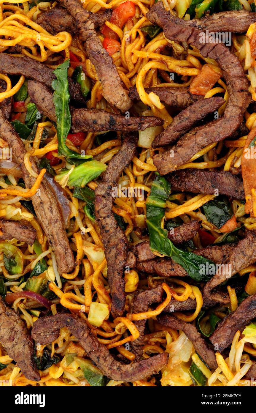 Les nouilles au bœuf et aux œufs sautés avec des légumes de fond Banque D'Images