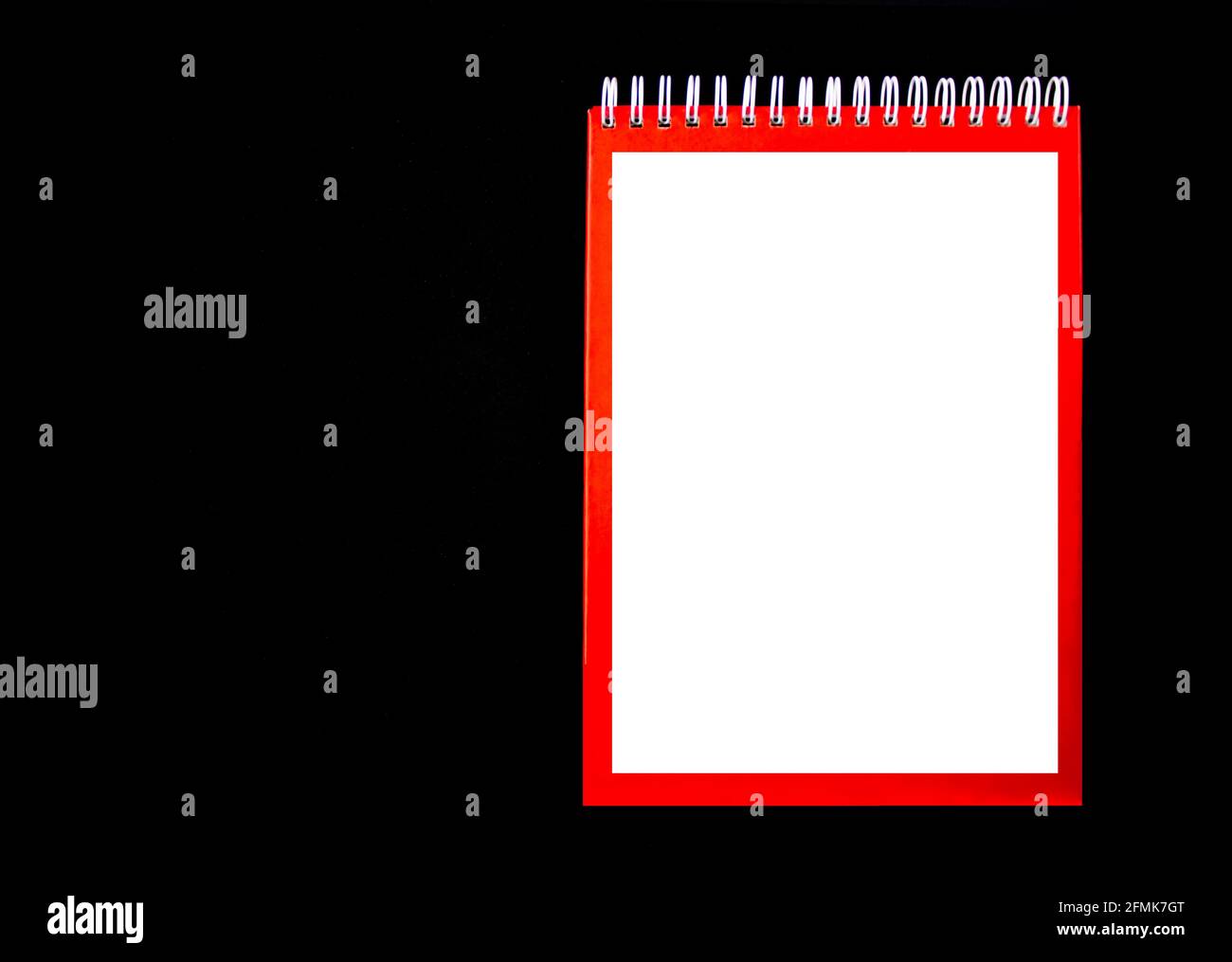 Maquette du bloc-notes en spirale rouge sur fond noir, bloc-notes, place pour le texte Banque D'Images