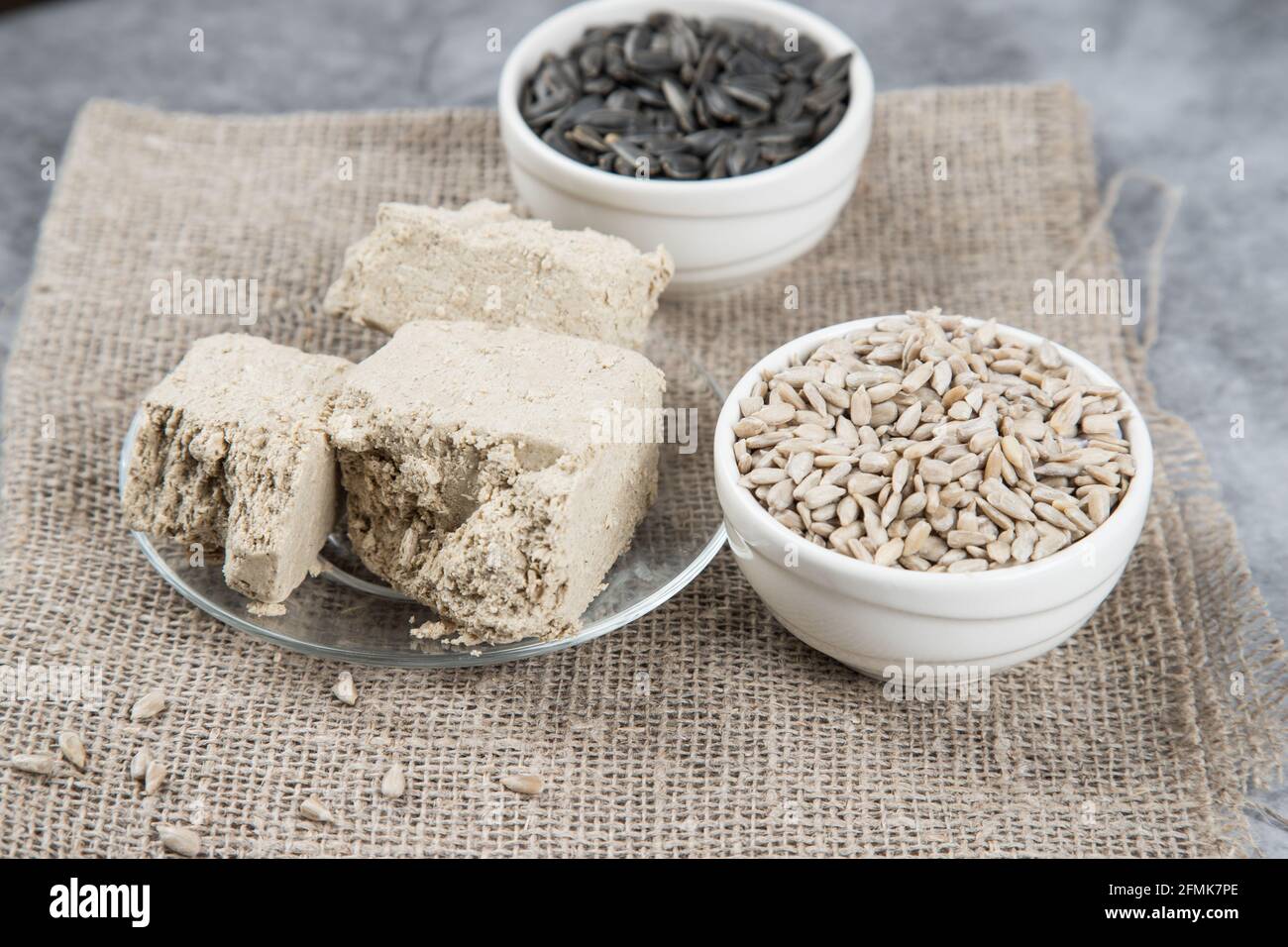 Une assiette avec un dessert de halva à base de graines de tournesol et de graines de tournesol sur une serviette. Banque D'Images