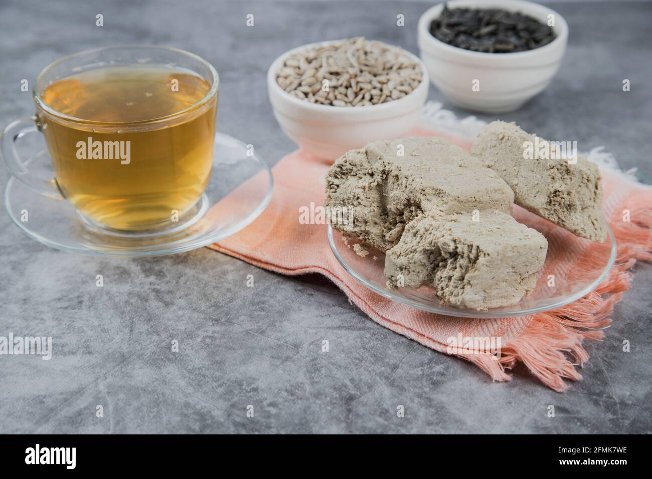 Cérémonie du thé avec dessert oriental à la halva à base de graines de tournesol. Banque D'Images