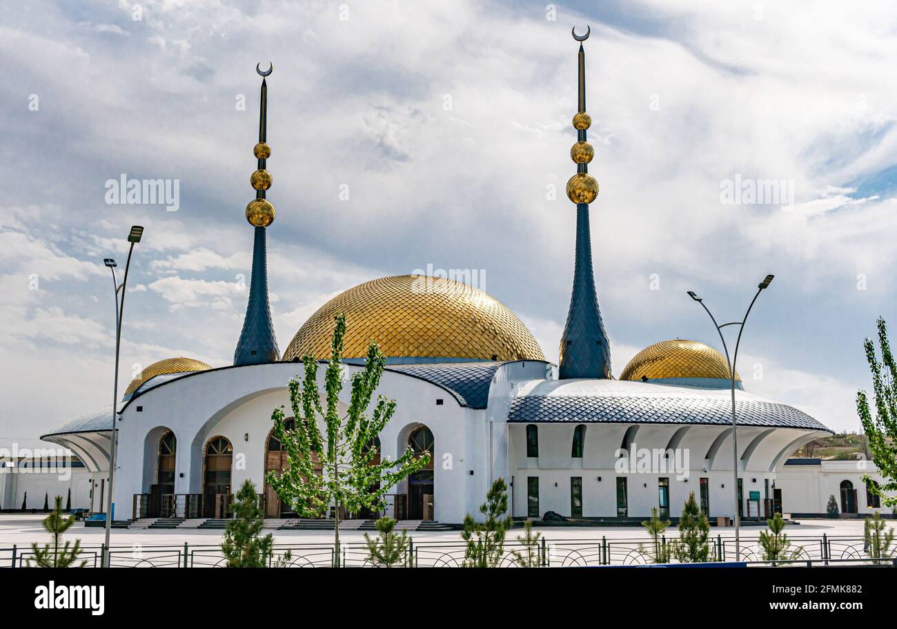 Magnifique mosquée moderne à la lumière du jour. Photo de haute qualité Banque D'Images