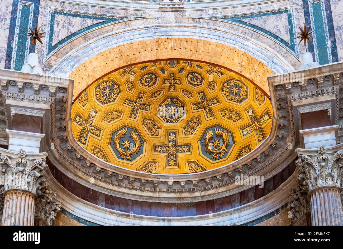 Gros plan sur la décoration intérieure du plafond dôme de la cathédrale catholique À Rome Banque D'Images