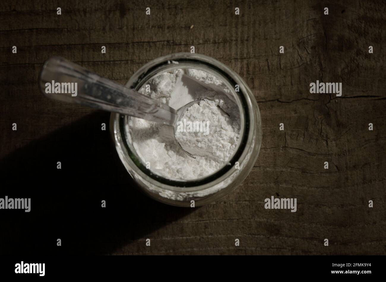 cuillère à soupe de poudre à pâte ou de bicarbonate de soude ou toute poudre blanche fine telle que la farine autolevante, vue de dessus. ingrédients généralement utilisés dans la cuisson Banque D'Images