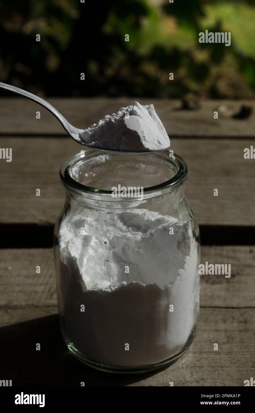 bicarbonate de soude, multi-usages ou poudre à lever. Vue d'en haut sur fond de bois. Sur une cuillère dans un pot en verre Banque D'Images