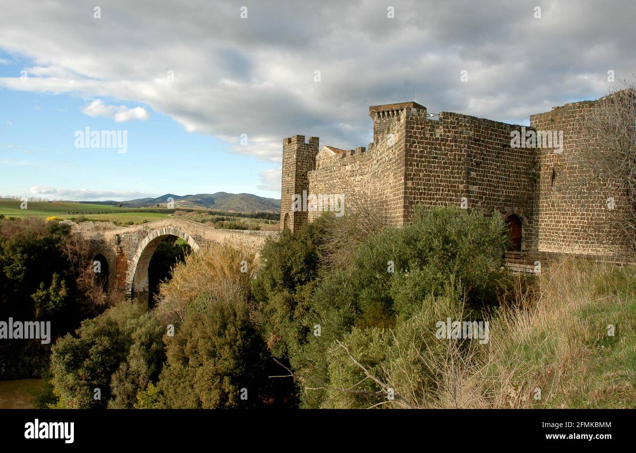 Il Castello di Vulci col ponte sul fiume Fiora Banque D'Images