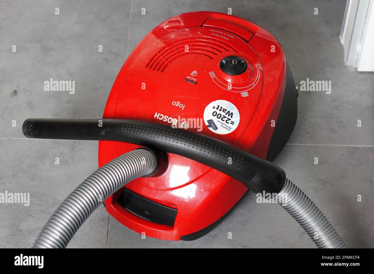 POZNAN, POLOGNE - 10 juillet 2015 : aspirateur Bosch rouge sur carreaux  Photo Stock - Alamy