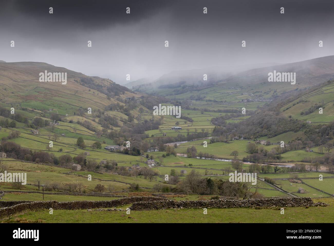 Une douche à neige qui descend en haut de l'eau marécageuse au début du mois de mai. Parc national de Yorkshire Dales, Royaume-Uni. Banque D'Images