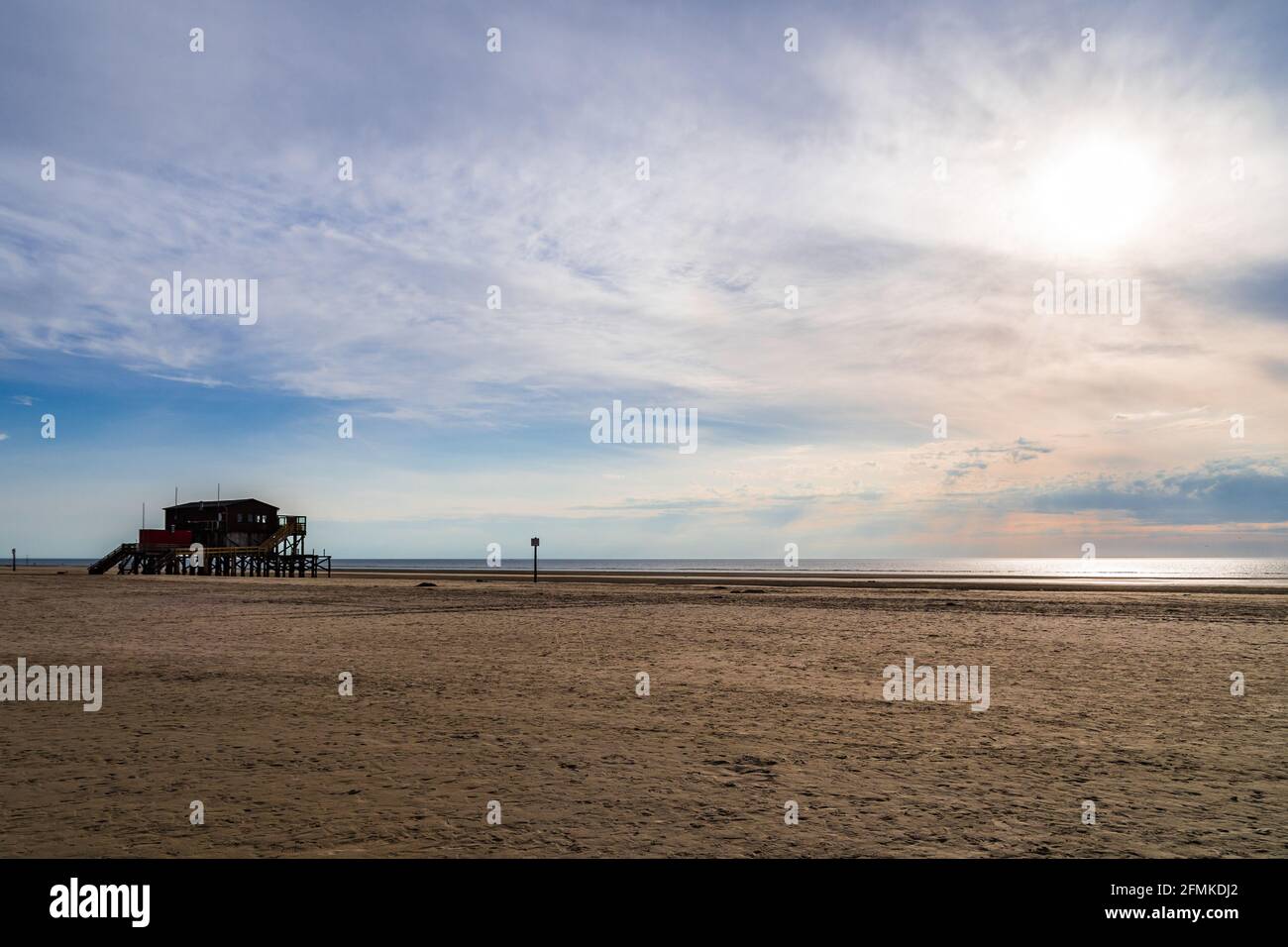 Maison de pilotis sur la plage de Sankt Peter-Ording dans le coucher de soleil Banque D'Images