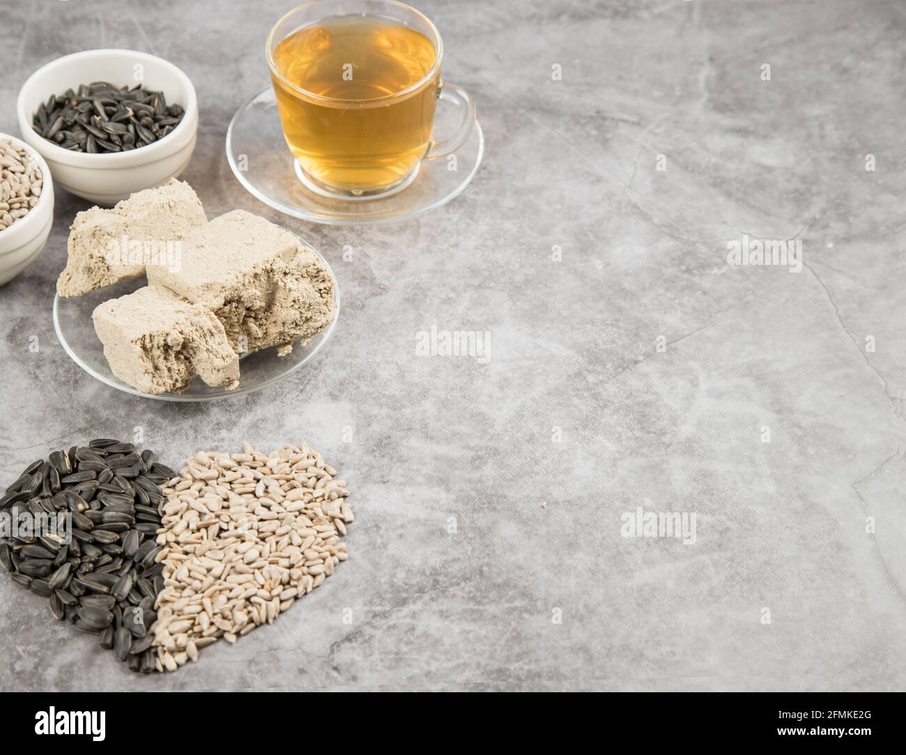 Un délicieux dessert de la halva de tournesol et des graines de tournesol, préparé sous forme de coeur . Dessert naturel préféré. Banque D'Images