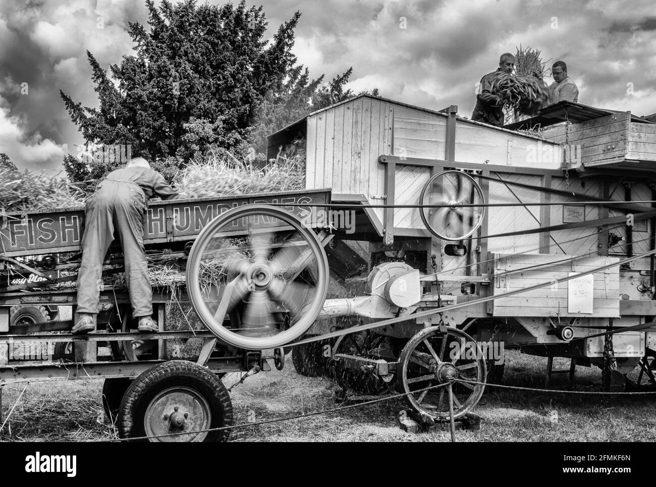 Batteur de paille à vapeur mettant la paille en balles de la manière ancienne Banque D'Images