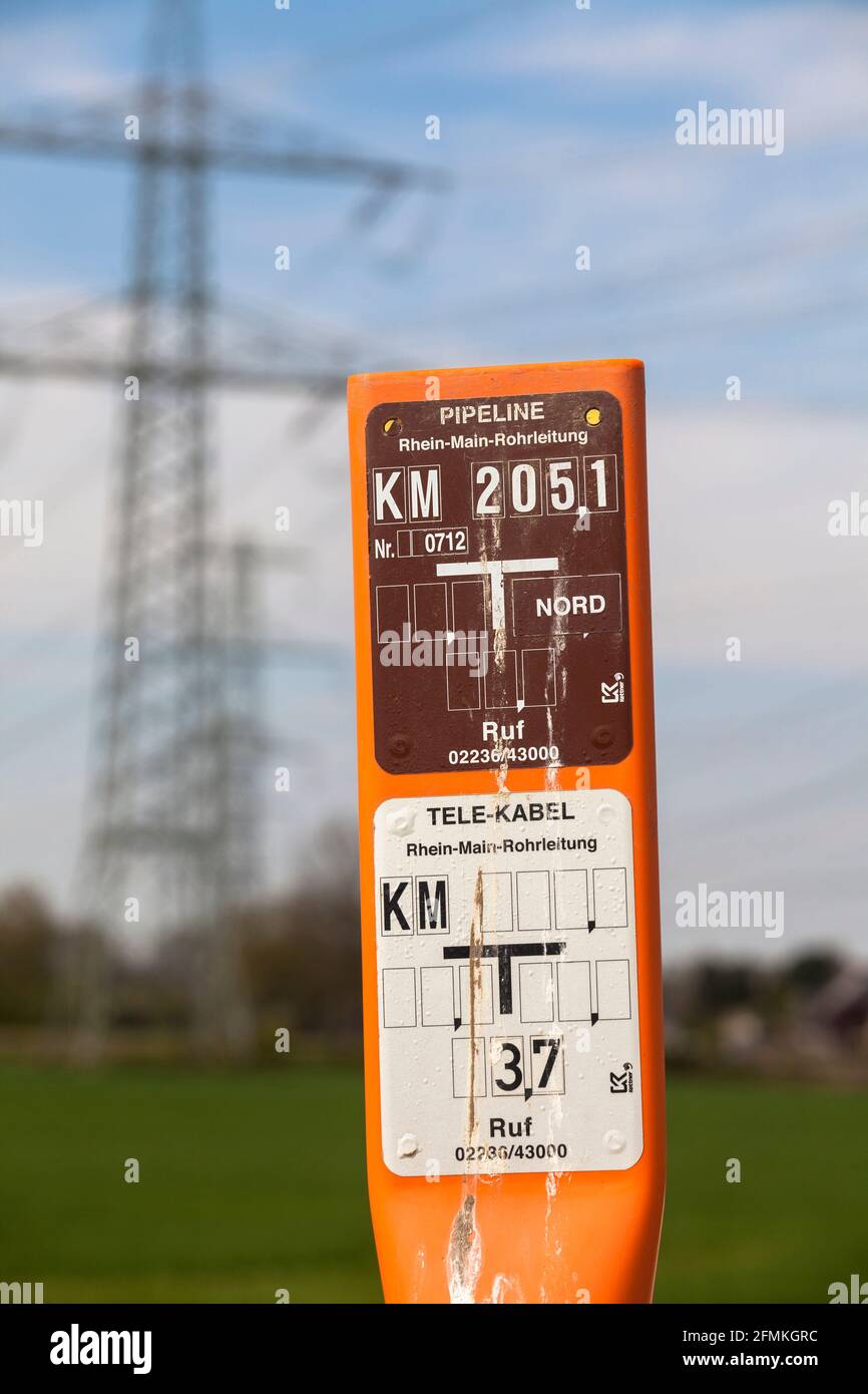 Les signes indiquent la position d'un pipeline pour les produits d'huile minérale de la société Rhein-main-Rohrleitungtransportgesellschaft, Frechen, Rhénanie-du-Nord-Ouest Banque D'Images
