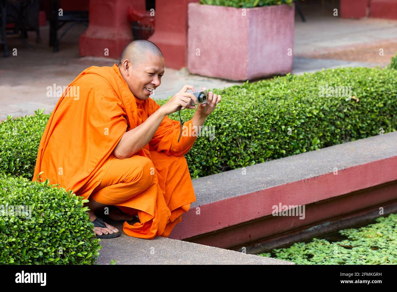 Un moine bouddhiste prenant une photo au Musée national Du Cambodge à Phnom Penh Banque D'Images