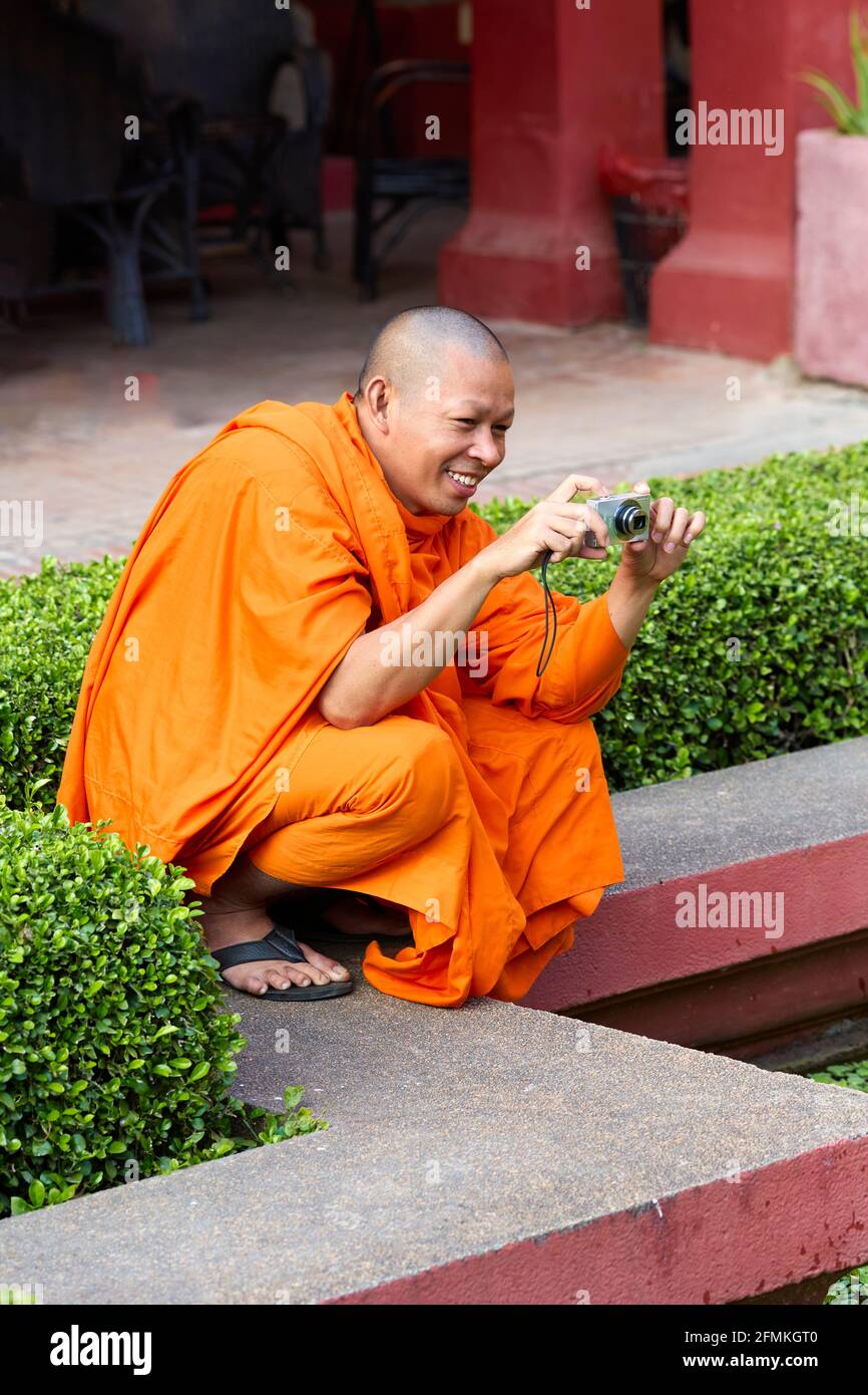 Un moine bouddhiste prenant une photo au Musée national Du Cambodge à Phnom Penh Banque D'Images