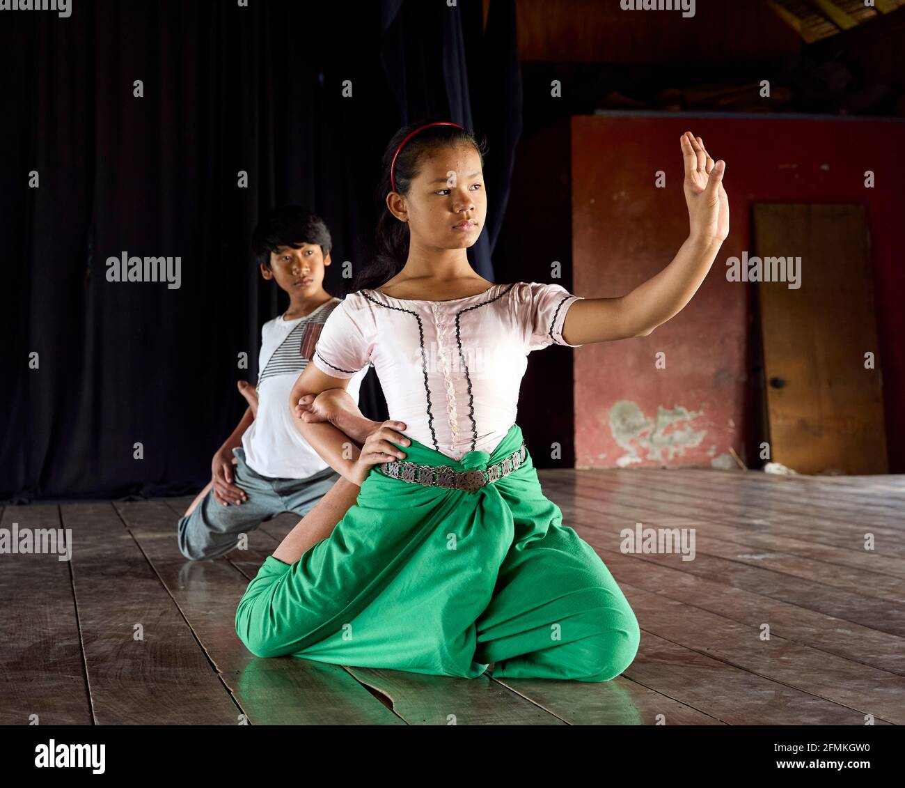 Jeune danseur Apsara dans une école de danse de Phnom Penh Cambodge Banque D'Images