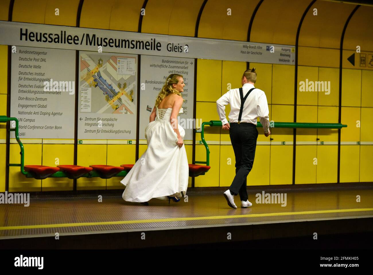 Couple de mariage marchant sur la plate-forme de métro Museumsmeile Bonn Banque D'Images