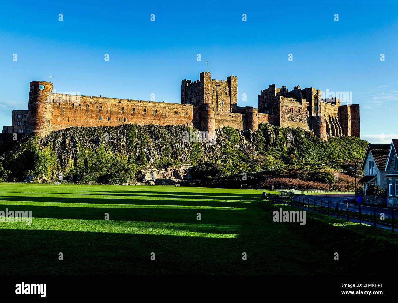 Château de Bamburgh vu du centre du village de Bamburgh Banque D'Images