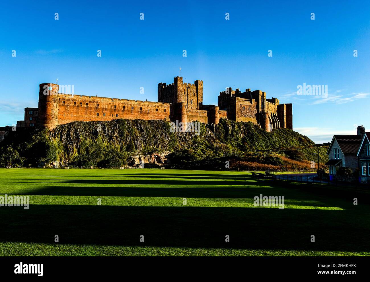 Château de Bamburgh vu du centre du village de Bamburgh Banque D'Images