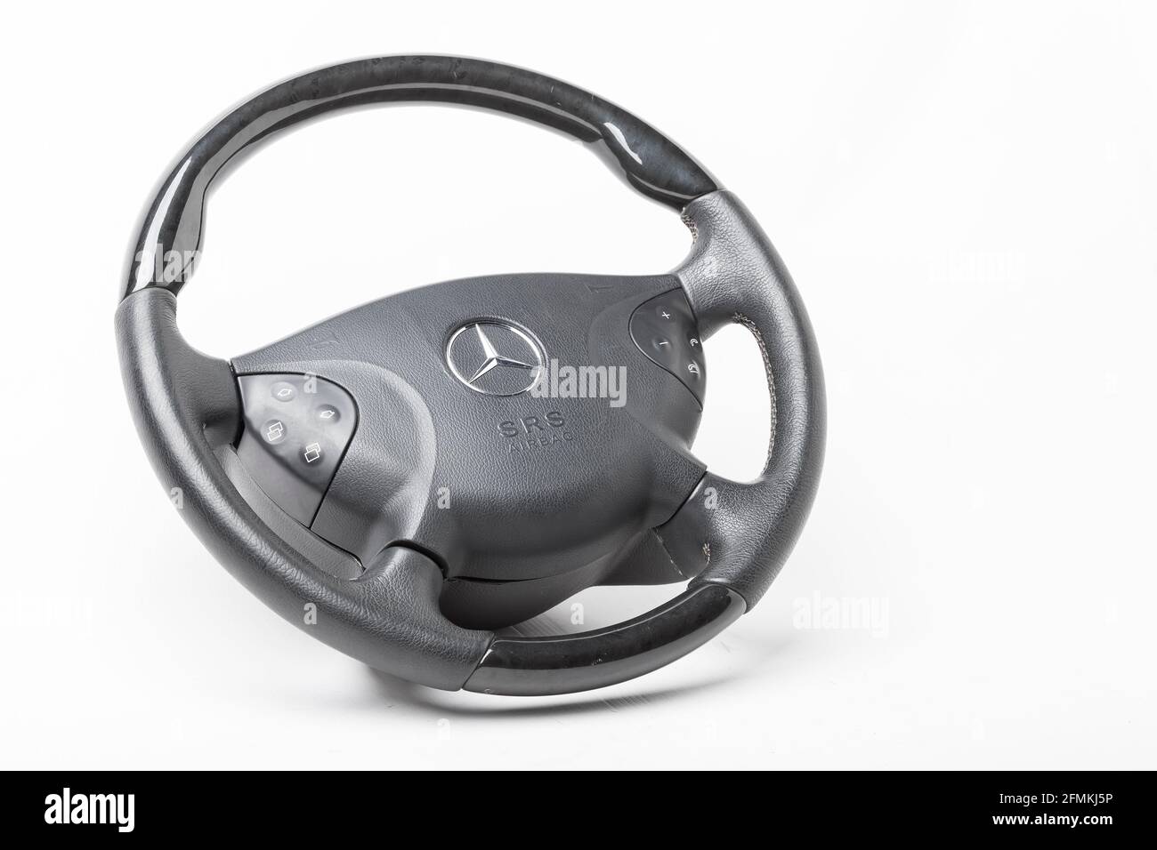 Novosibirsk , Russie - 10.30.2020: Pièce de rechange et élément intérieur d'un volant Mercedes-Benz avec élément en bois noir sur un blanc Banque D'Images