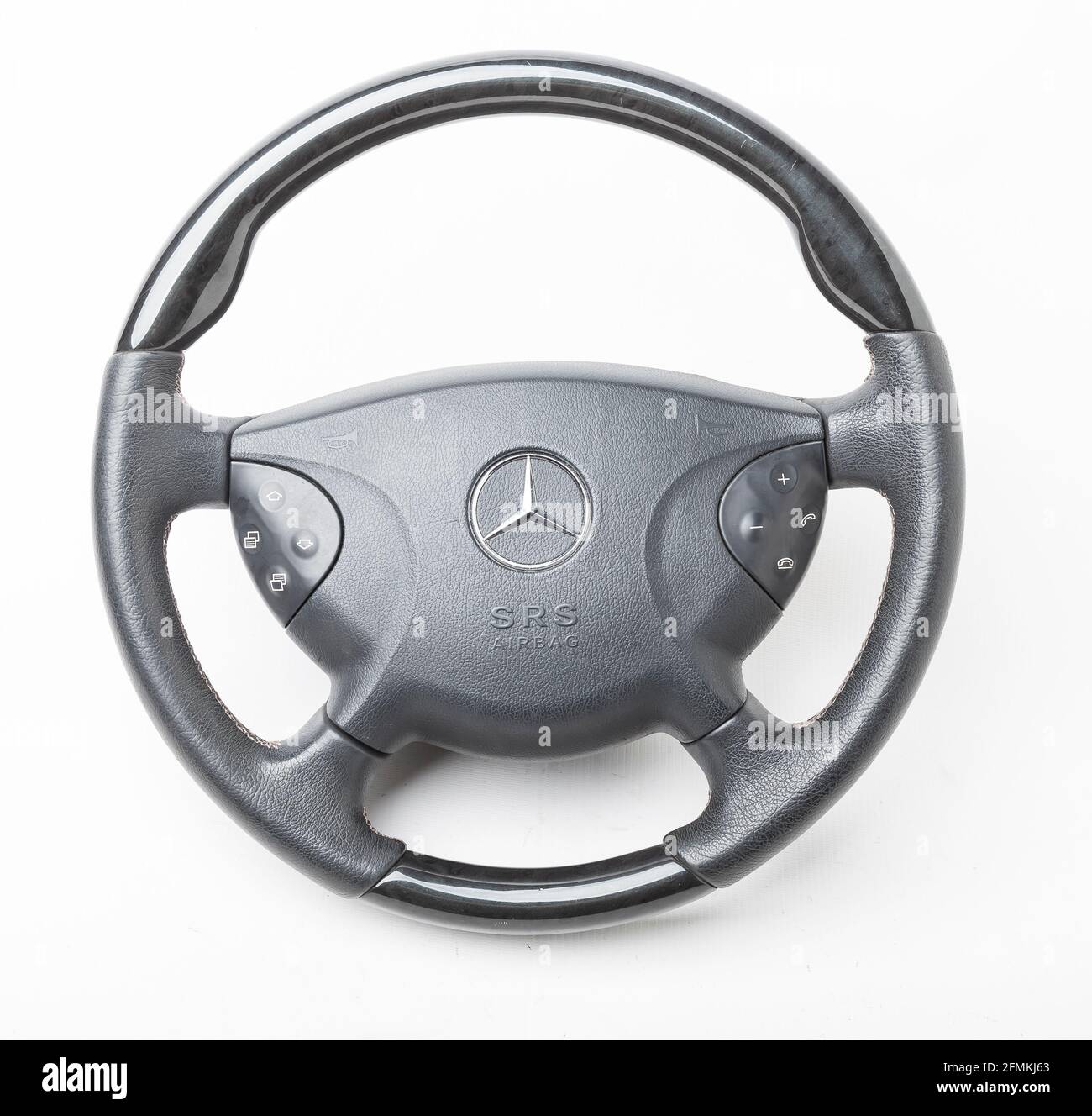 Novosibirsk , Russie - 10.30.2020: Pièce de rechange et élément intérieur d'un volant Mercedes-Benz avec élément en bois noir sur un blanc Banque D'Images