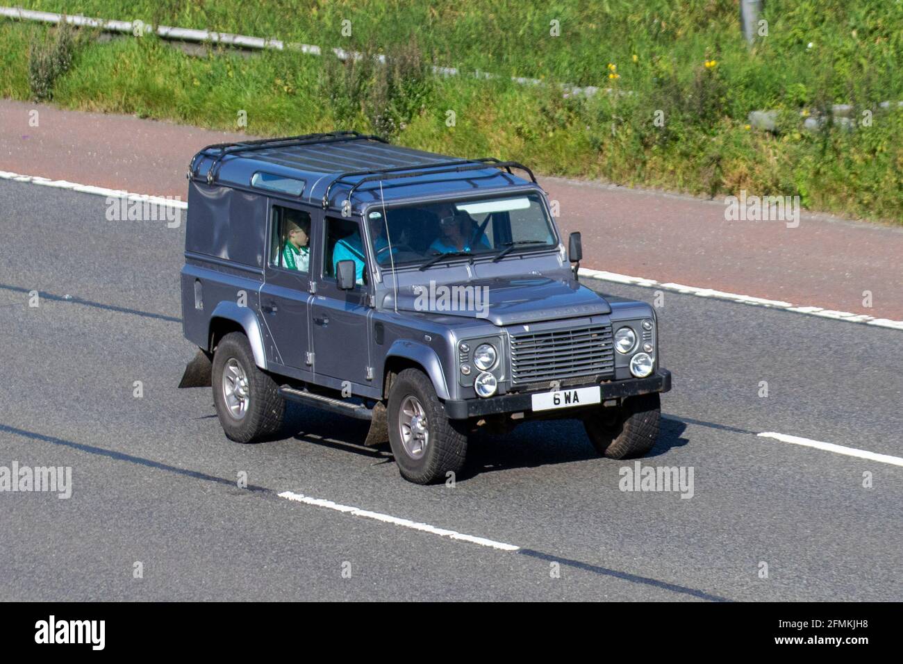 2012 Land Rover Defender 110 X TD D/C ; circulation routière, véhicules en mouvement, voitures, véhicules roulant sur les routes britanniques, moteurs, conduite sur l'autoroute M6 réseau routier britannique. Banque D'Images