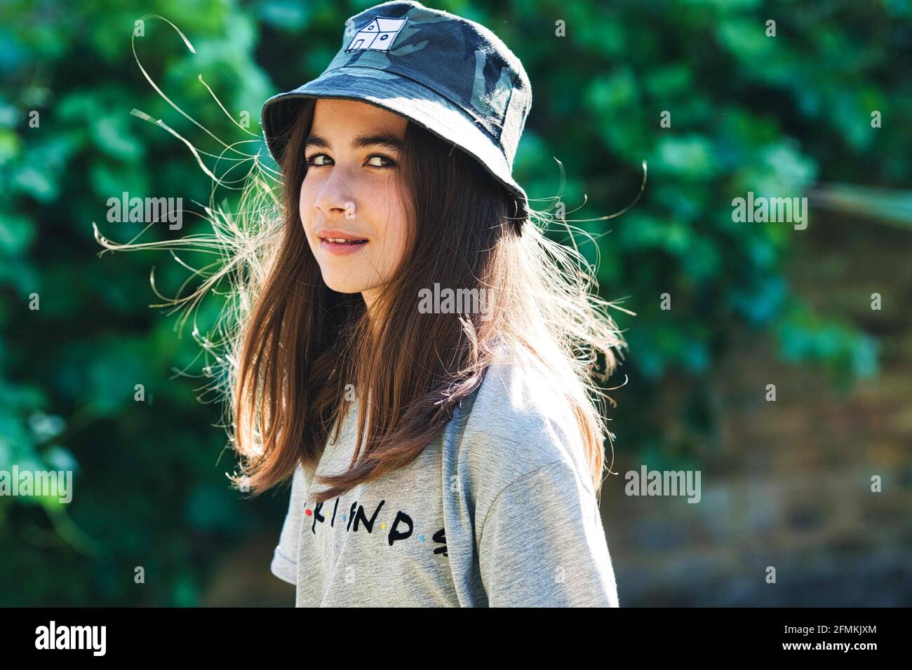 Jeune fille d'été dans un t-shirt et un chapeau de seau. Banque D'Images