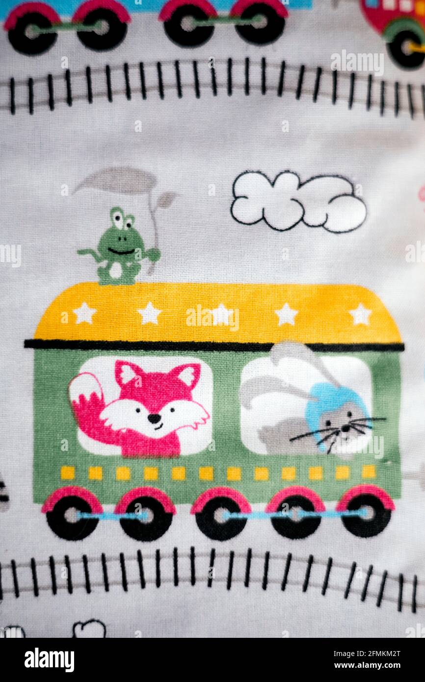 Couverture de bébé douce et mignonne avec des animaux dans le train Banque D'Images