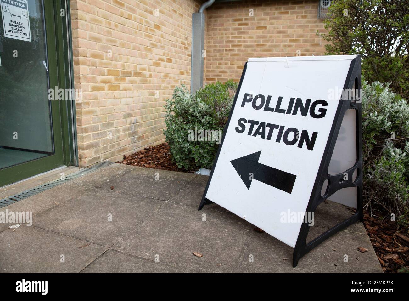 Panneau du bureau de vote à l'extérieur de l'entrée d'un vote politique Au Royaume-Uni Banque D'Images