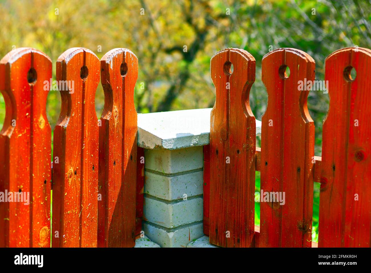Planches en bois de clôture rustique . Détails de la bordure en style rural Banque D'Images