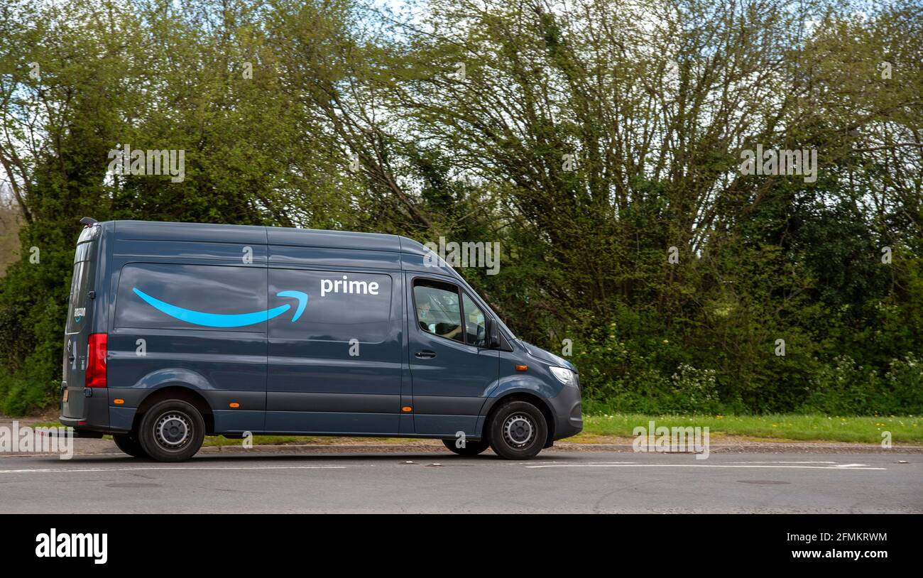 Sutton Scotney, Hampshire, Angleterre, Royaume-Uni. 2021. Amazon Prime véhicule de livraison conduite dans le Hampshire, Angleterre le long de la route A30 à Sutton Scotney. Banque D'Images Sutton Scotney, Hampshire, Angleterre, Royaume-Uni. 2021. Amazon Prime véhicule de livraison conduite dans le Hampshire, Angleterre le long de la route A30 à Sutton Scotney. Banque D'Images