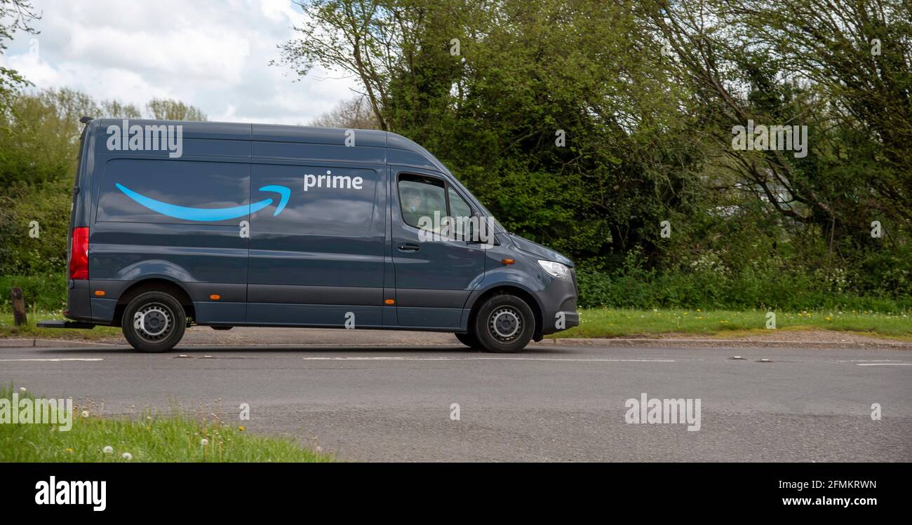 Sutton Scotney, Hampshire, Angleterre, Royaume-Uni. 2021. Amazon Prime véhicule de livraison conduite dans le Hampshire, Angleterre le long de la route A30 à Sutton Scotney. Banque D'Images