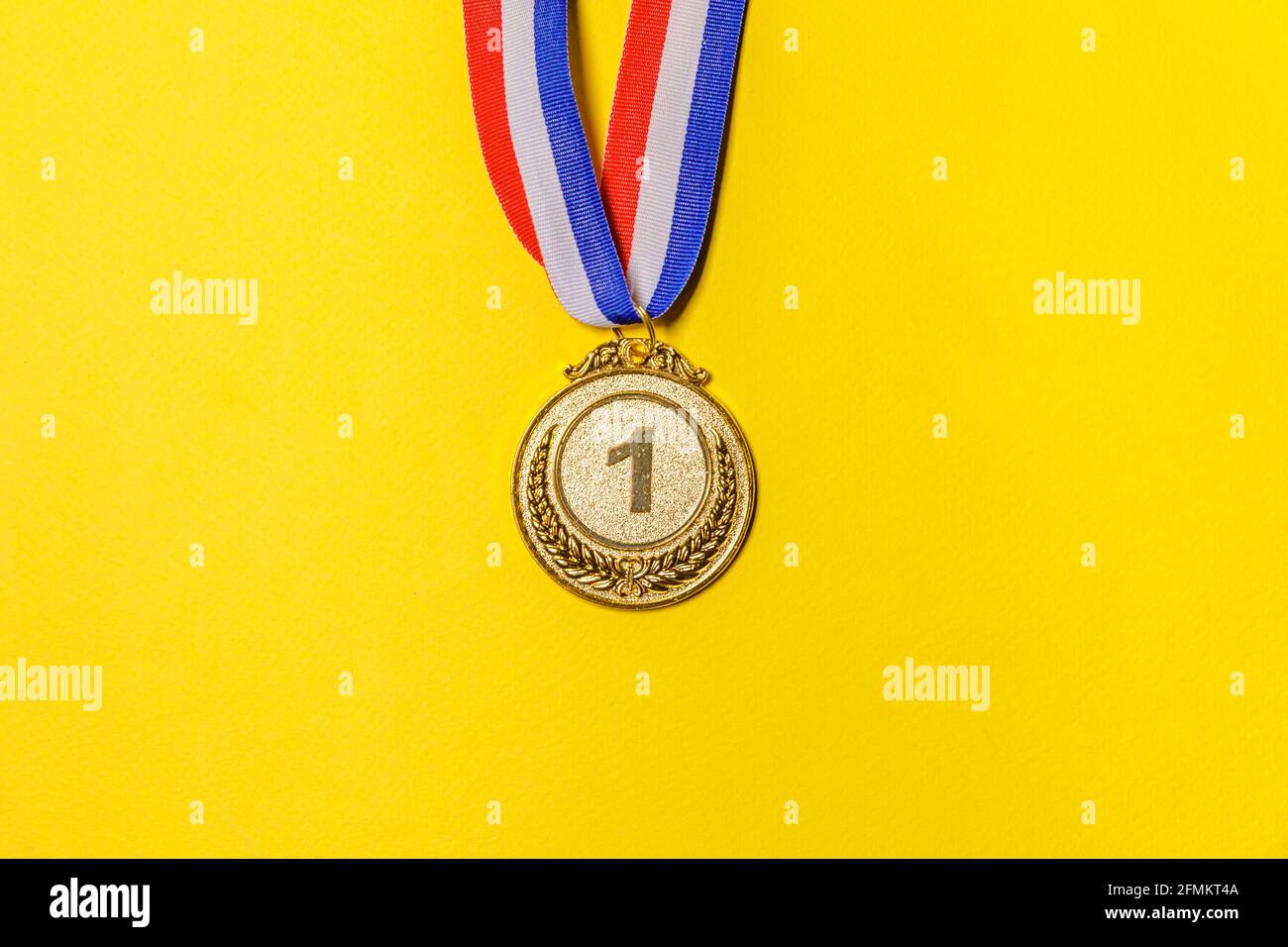 Tout simplement plat de la mise en forme gagnant ou champion de la médaille d'or isolé sur fond jaune coloré. Victoire première place de la compétition. Gagnant ou suc Banque D'Images