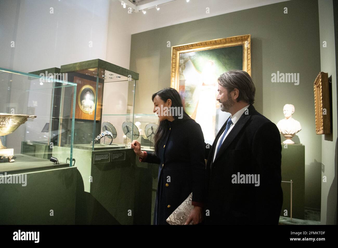 Le Prince Joachim Murat et sa femme princesse Yasmine visitent l'exposition JOSEPHINE NAPOLÉON une histoire (EXTRA)ORDINAIRE à Chaumet Paris, le 5 mai 2021 à Paris, France. L'exposition du 8 mai au 18 juillet 2021 à Chaumet Paris. Bandeau Tiara appartenant à Caroline Murat. Attribution à Nitot & Fils 1810. Or, perles et agate de nicolo. Photo de David Niviere/ABACAPRESS.COM Banque D'Images