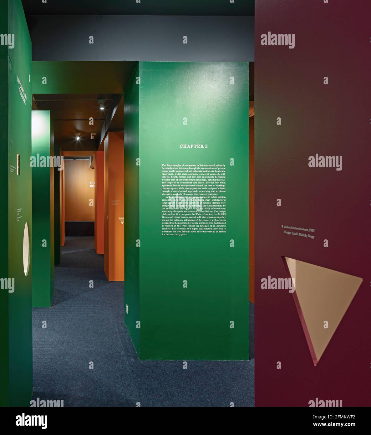 Intérieur de l'exposition. Beyond Bauhaus Modernism in Britain 1933-66, Londres, Royaume-Uni. Architecte: Pezo von Ellrichshausen , 2019. Banque D'Images