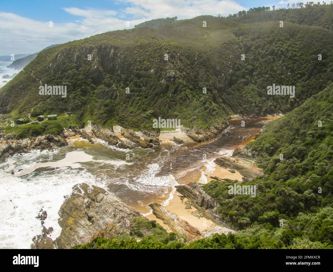 La vue sur la rivière Loitterings était à l'entrée dans l'océan, entre les forêts escarpées couvraient les montagnes Tsitsikamma, en Afrique du Sud Banque D'Images