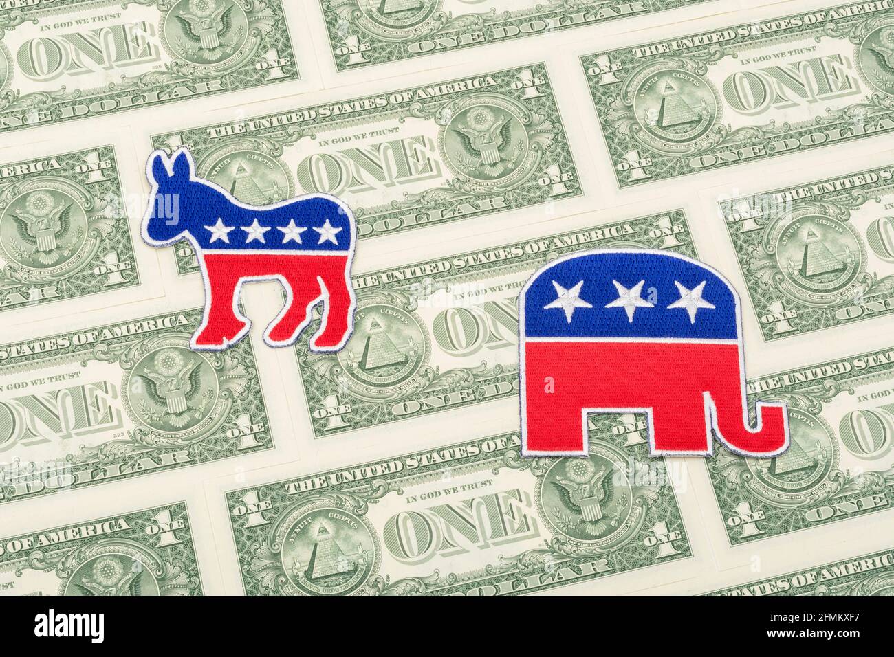 Badges avec logo éléphant républicain et âne démocrate avec billets de 1 dollar US. Pour les collectes de fonds politiques et PACS aux États-Unis - GOP ou DNC. Banque D'Images