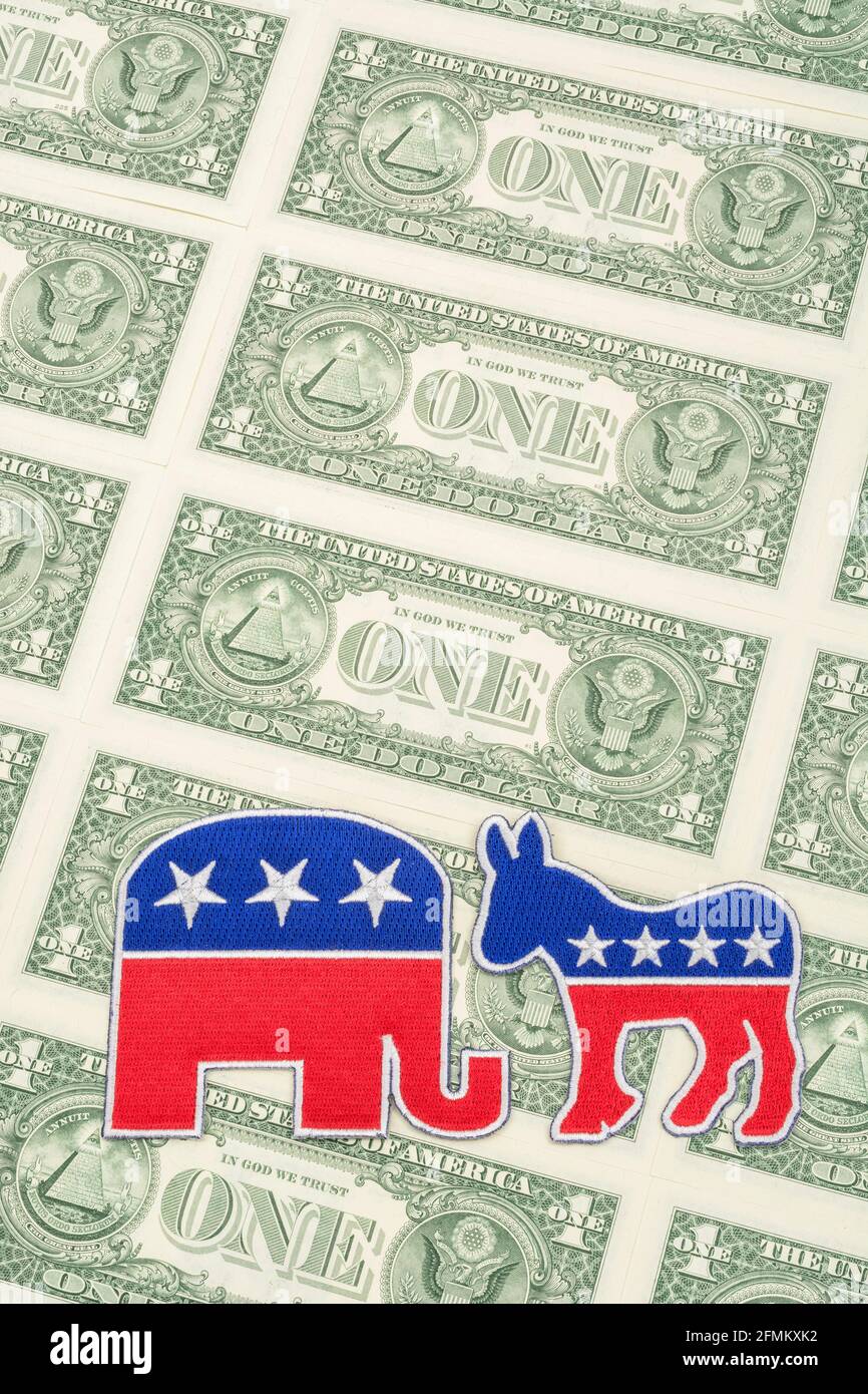 Badges avec logo éléphant républicain et âne démocrate avec billets de 1 dollar US. Pour les collectes de fonds politiques et PACS aux États-Unis - GOP ou DNC. Banque D'Images