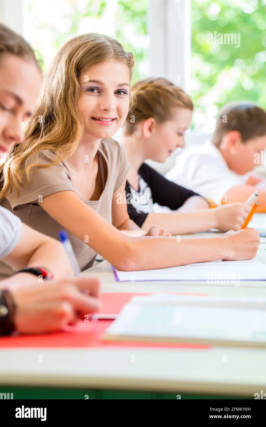 Les étudiants ou les élèves de classe d'école, l'approche d'un examen