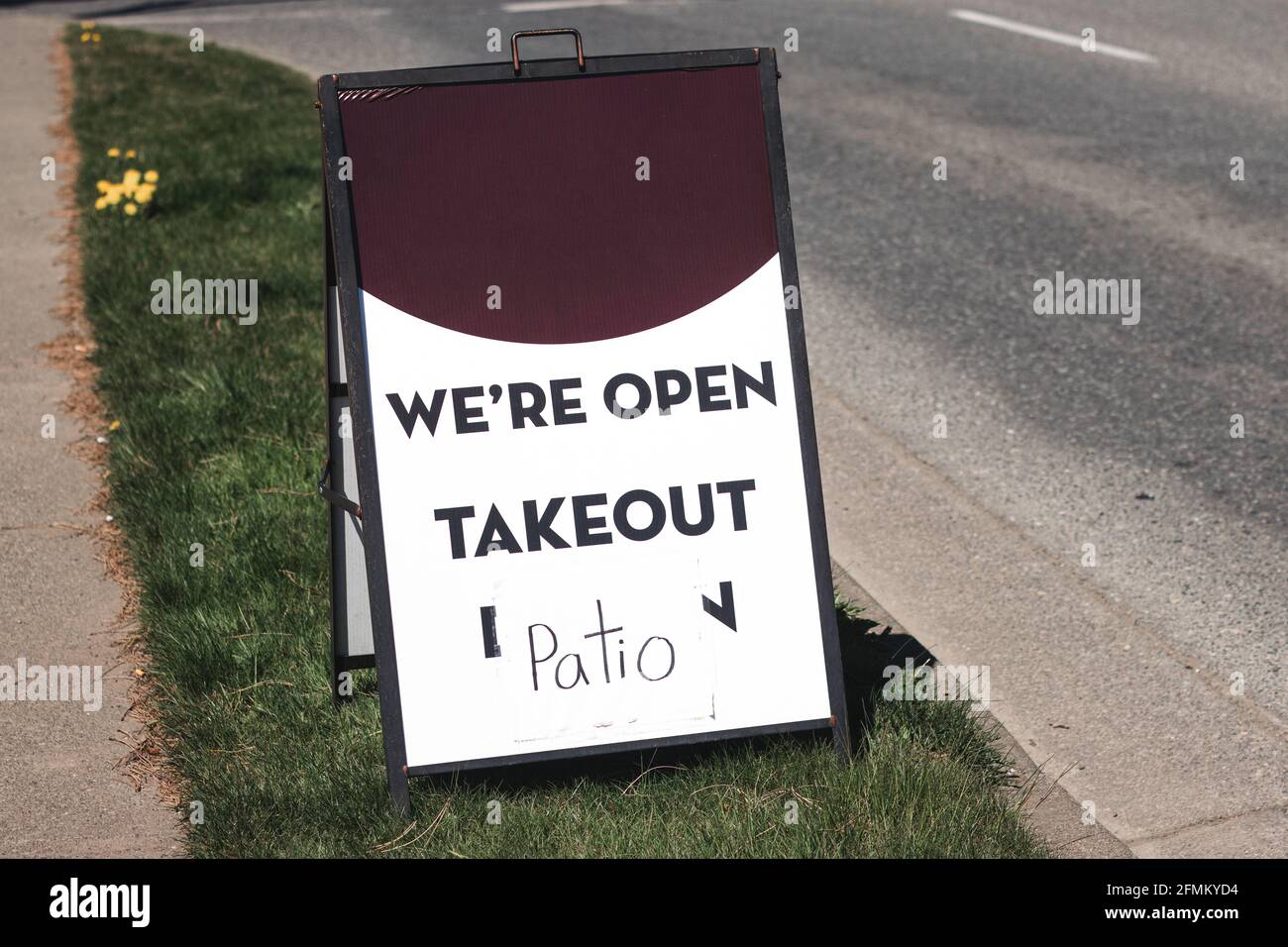Vue du panneau nous sommes ouverts, à emporter, patio à l'entrée du restaurant local à Courtenay en raison de COVID-19(coronavirus) Banque D'Images Vue du panneau nous sommes ouverts, à emporter, patio à l'entrée du restaurant local à Courtenay en raison de COVID-19(coronavirus) Banque D'Images