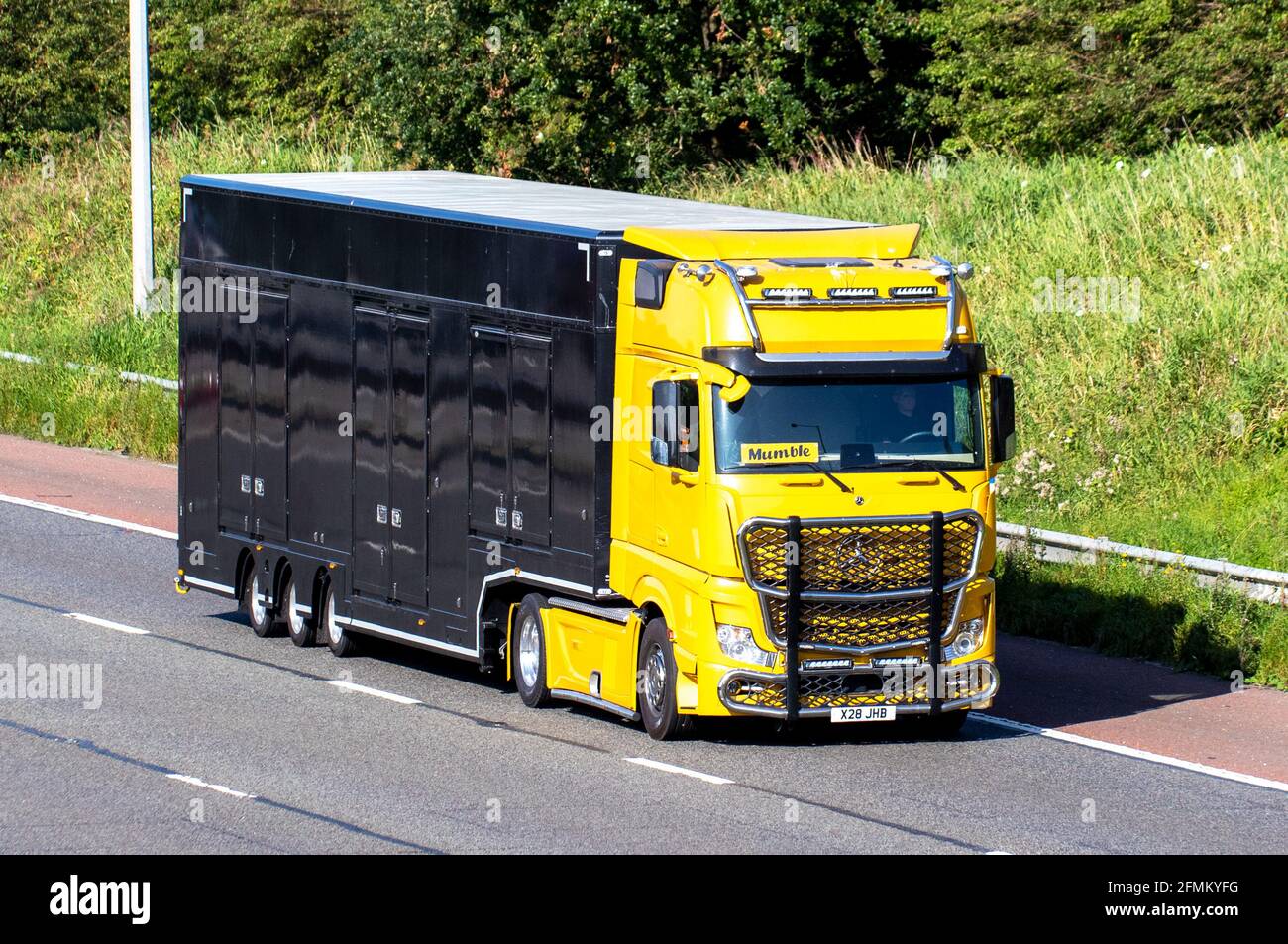 Tracteur articulé Mercedes Benz jaune 2020 « Merble » neuf ; camions de livraison de transport, camions, véhicules lourds, transport, camion, Porte-bagages, véhicule, industrie européenne du transport commercial HGV, M6 à Manchester, Royaume-Uni Banque D'Images Tracteur articulé Mercedes Benz jaune 2020 « Merble » neuf ; camions de livraison de transport, camions, véhicules lourds, transport, camion, Porte-bagages, véhicule, industrie européenne du transport commercial HGV, M6 à Manchester, Royaume-Uni Banque D'Images
