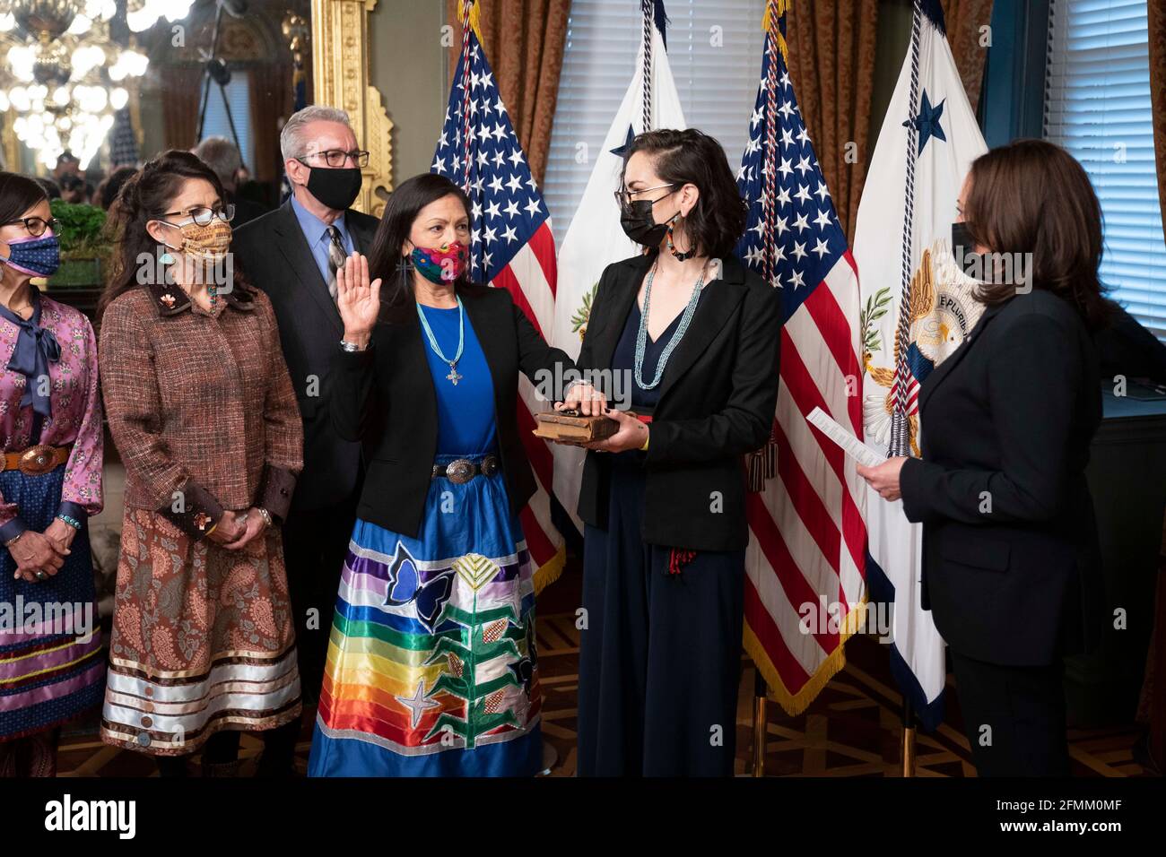 Le vice-président de la présidence des États-Unis, Kamala Harris, à droite, interprète une cérémonie de prestation de serment pour Deb Haaland en tant que secrétaire de l'intérieur, comme sa fille, Somah Haaland, détient la bible, dans le bâtiment Eisenhower Executive Office de la Maison Blanche le 18 mars 2021 à Washington, D.C. Banque D'Images