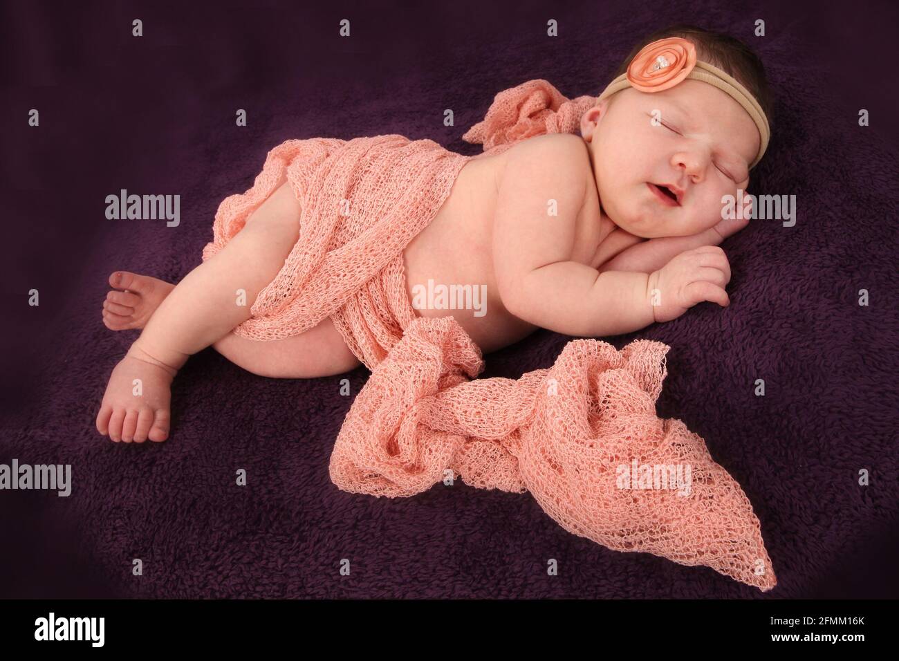 1 Semaine Bebe Fille Dormant Sur Une Couverture Dans La Creche La Maison De L Hopital De Maternite Rapidement Quelques Jours De Vie Photo Stock Alamy