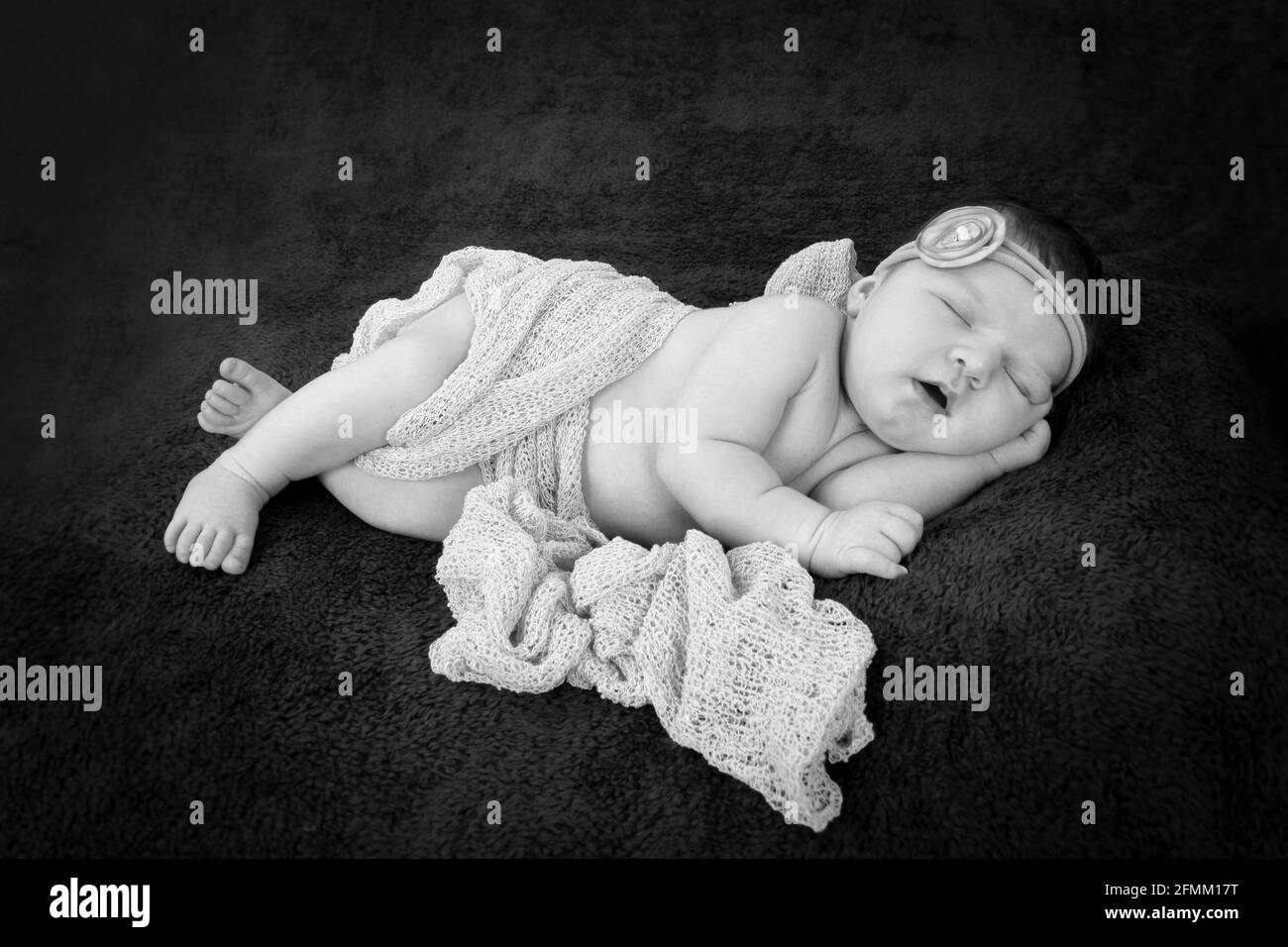 1 Semaine Bebe Fille Dormant Sur Une Couverture Dans La Creche La Maison De L Hopital De Maternite Rapidement Quelques Jours De Vie Photo Stock Alamy