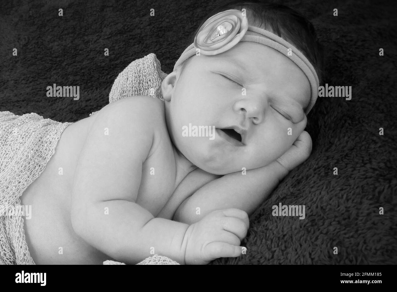 1 Semaine Bebe Fille Dormant Sur Une Couverture Dans La Creche La Maison De L Hopital De Maternite Rapidement Quelques Jours De Vie Photo Stock Alamy
