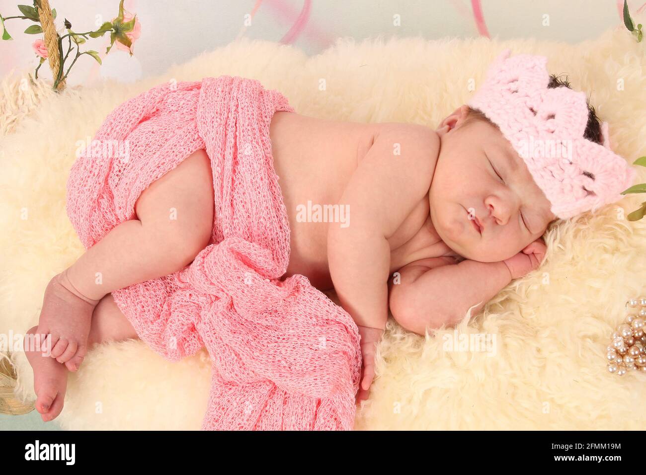 Nouveau-né bébé dormant sur une balançoire, rêvant, sommeil reposant dans un monde de rêve, détendu et heureux Banque D'Images
