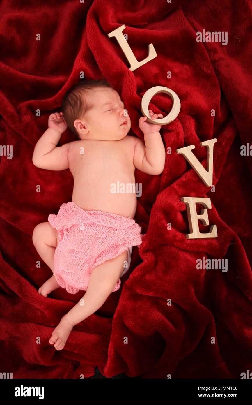 Bebe Fille De 1 Semaine Dormant Sur Une Couverture Rouge Dans La Pepiniere Aimant La Vie De Famille Photo Stock Alamy