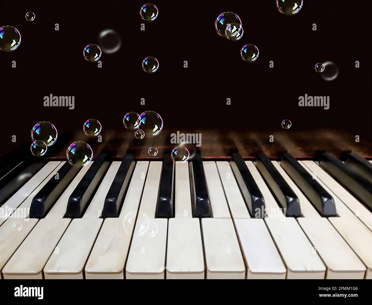 bulles flottantes irisées sur les anciennes clés de piano Photo Stock -  Alamy