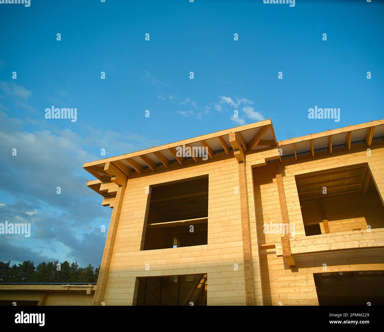 ouvertures de fenêtre dans une maison moderne en bois, prise de vue de jour sans personne Banque D'Images